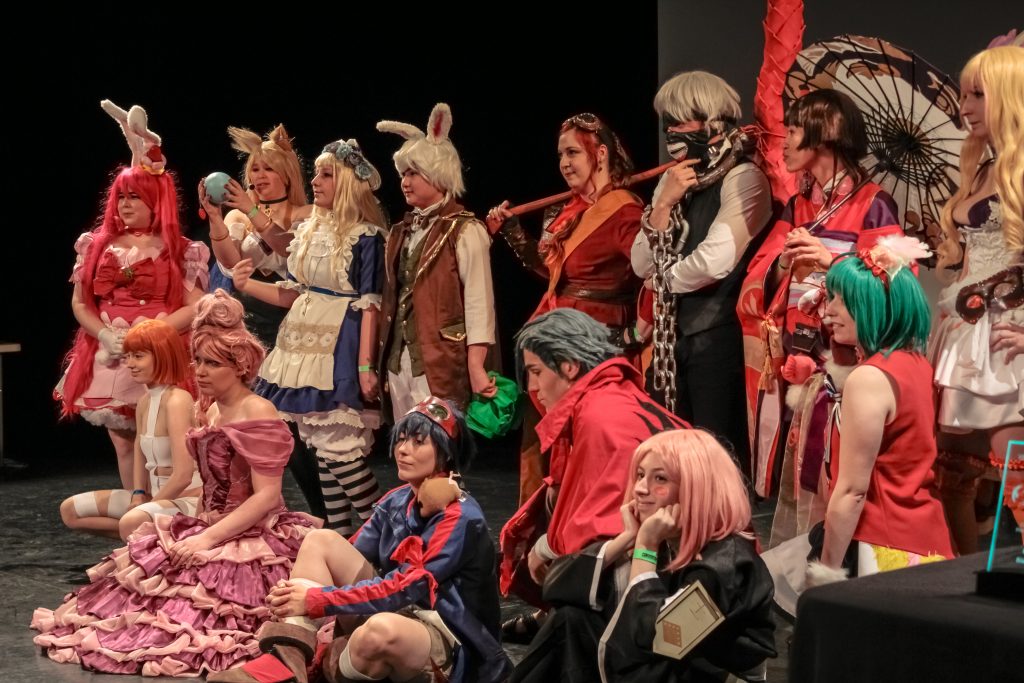Photo avec tous les cosplayeurs après le concours cosplay