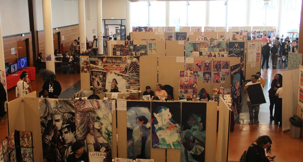 Une vue sur les stands de la convention