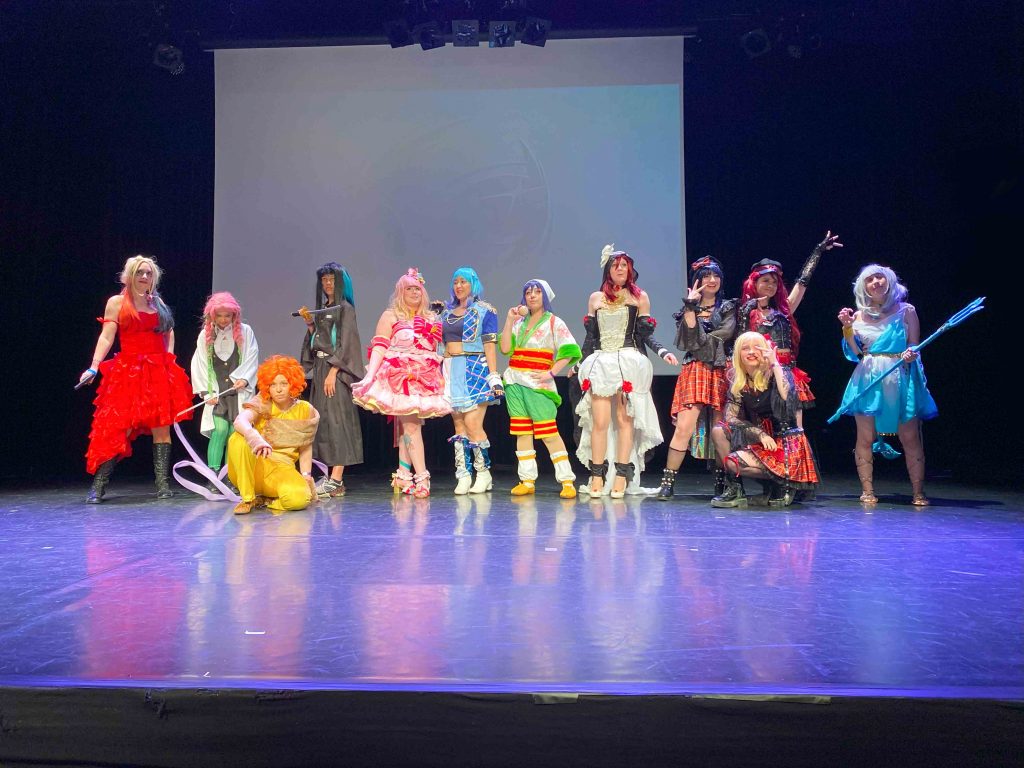 Participants et participantes au concours cosplay Jonetsu 5555 Encore posant sur la scène