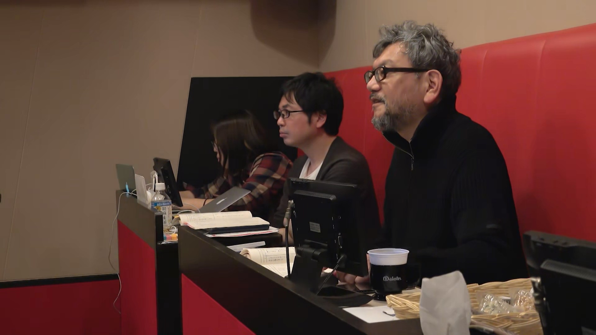 Hideaki Anno lors d'une séance d'enregistrement du doublage d'Evangelion 3.0+1.0