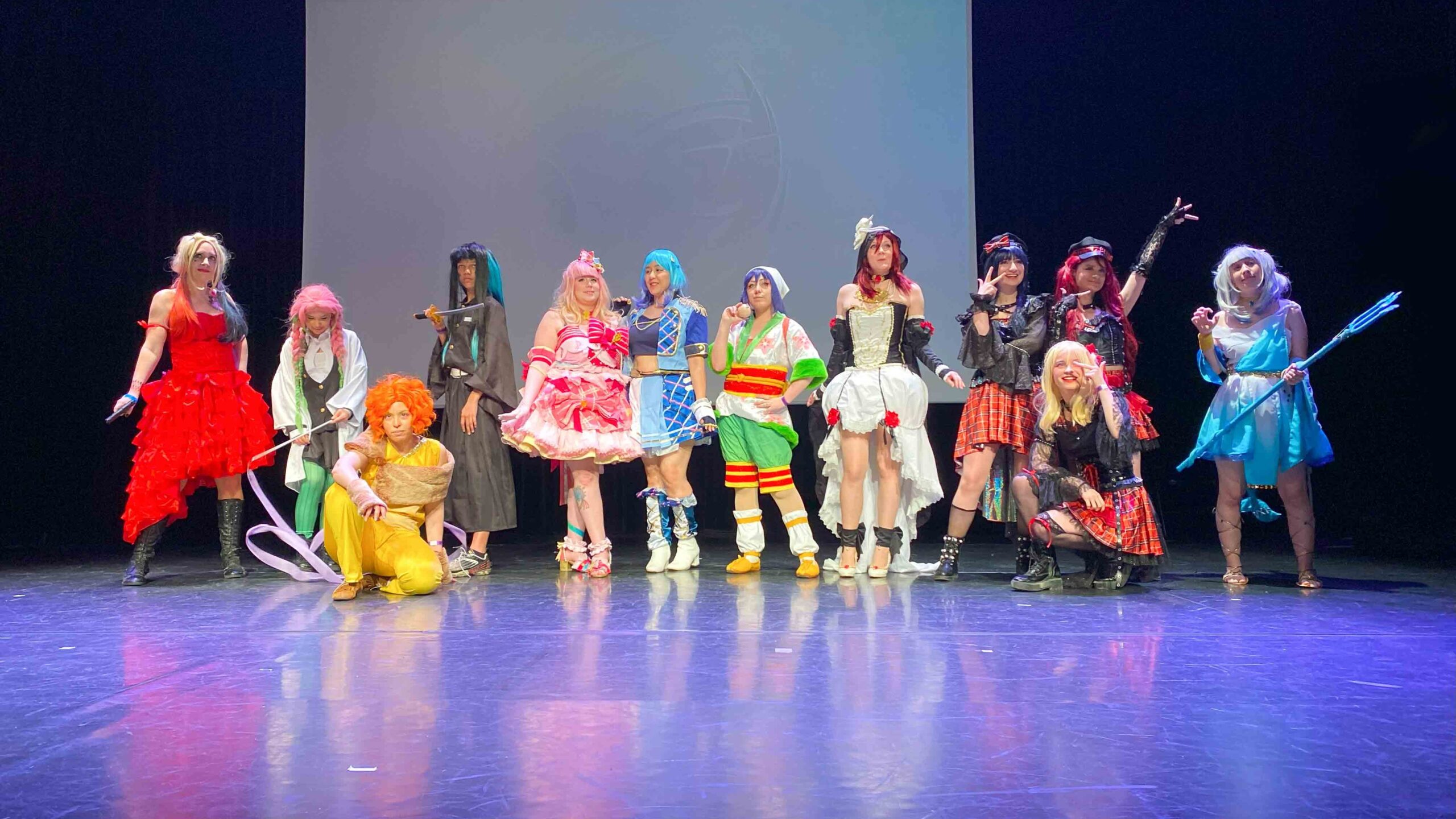 Participants et participantes au concours cosplay Jonetsu 5555 Encore posant sur la scène