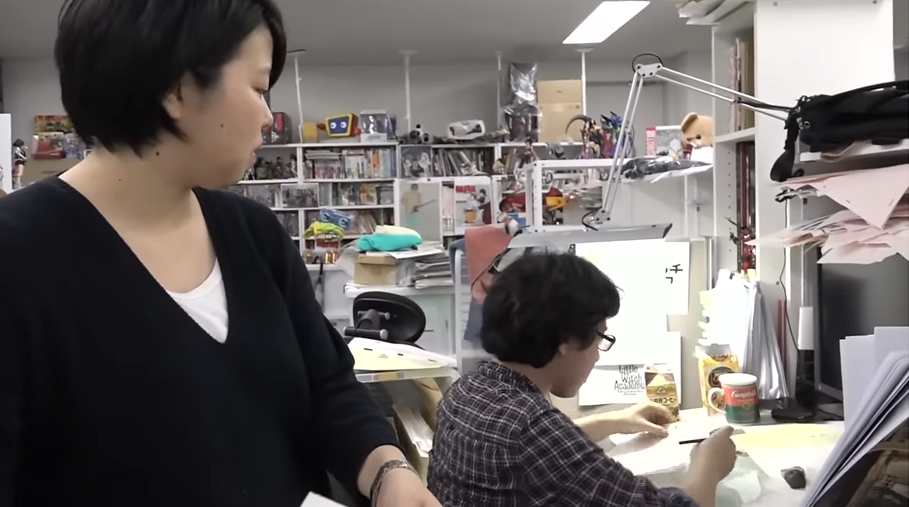 TSUTSUMI Naoko surveillant les avancées du réalisateur YOSHINARI Yoh lors de la production de Little Witch Academia.