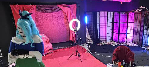 Deux décors possible pour le stand photo : à gauche, un décor rouge sombre et élégant, pour rappeler une ambiance Hazbin hôtel. A droite, un paravent pour un décors d'inspiration japonaise